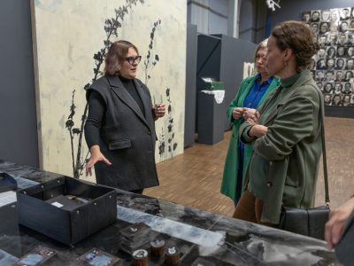 Trīs sievietes Kuldīgas Mākslas namā.