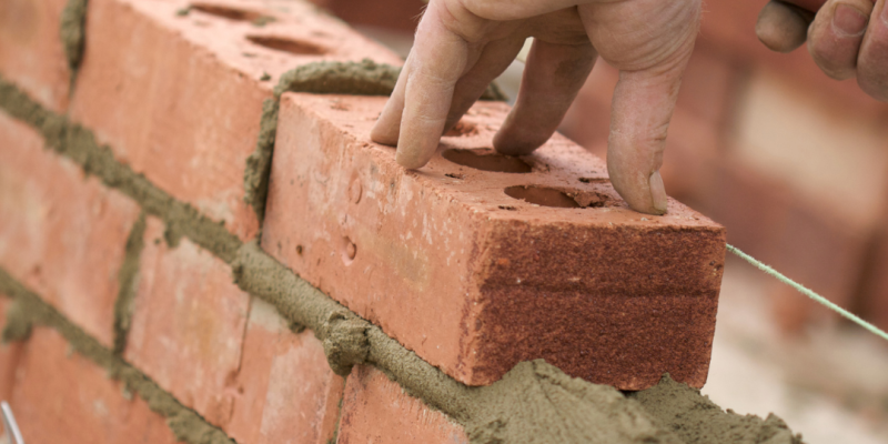 Redzami ķieģeļi un ēkas būvniecības process