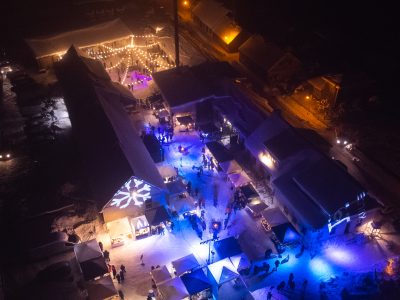 Kaļķu ielas kvartāls Kuldīgā, kas izgaismots Ziemassvētku laikā