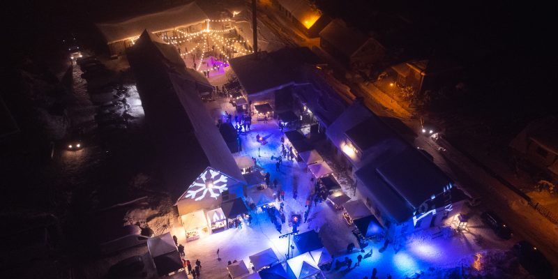 Kaļķu ielas kvartāls Kuldīgā, kas izgaismots Ziemassvētku laikā